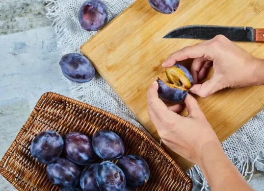Beberapa manfaat buah plum untuk kesehatan (Sumber: Freepik)
