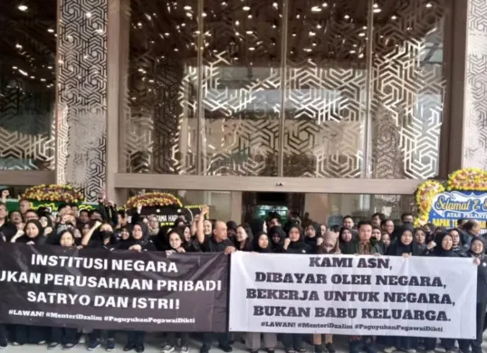 Ratusan karyawan Kementrian Mendiktisaintek menggelar aksi unjuk rasa terhadap Mendiktisaintek Satryo. (Sumber: Instagram @nalarpolitik)