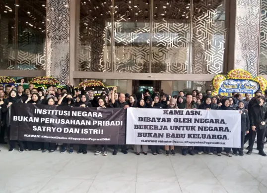 Puluhan pegawai ASN Kemendiktisaintek melakukan demo pada Menteri Satryo Soemantri Brodjonegoro. (Sumber: X/@BudiBukanIntel)