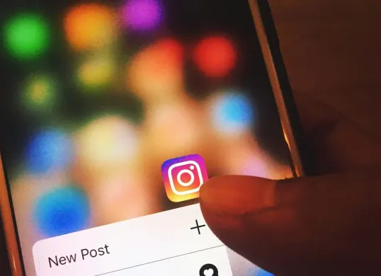 Cara hapus komentar Instagram. (Sumber: Pexels/Omkar Patyane)