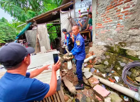 Ular sanca 3 meter ditemukan di dalam kandang ayam milik warga di Cikarang, Karang Baru RT 001 RW 002  Kecamatan Cikarang Utara, Kabupaten Bekasi, Senin, 20 Januari 2025. (Sumber: Dok. Damkar Kabupaten Bekasi)