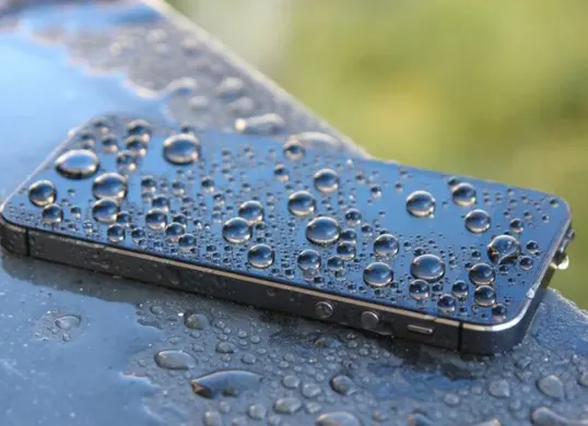 5 Langkah Mudah Selamatkan Smartphone dari Kerusakan Akibat Terguyur Hujan (Sumber: Pinterest/polsov.com)