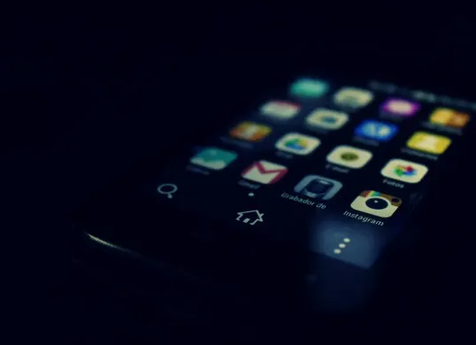 Fungsi penggunaan mode gelap di hp.(Sumber: Pexels/Deyvi Romero)