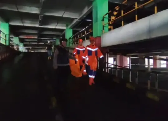 Petugas kembali menemukan bagian tubuh dari jenazah korban kebakaran Plaza Glodok, Tamansari, Jakarta Barat, Selasa 21 Januari 2025. (Sumber: Poskota/Pandi Ramedhan)