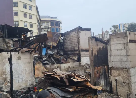 Puing-puing rumah warga setelah kebakaran di kawasan Kemayoran, Jakarta Pusat. (Sumber: Poskota/Pandi Ramedhan)