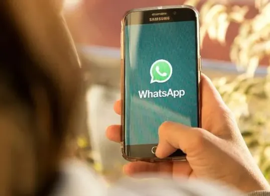 Jaga privasi dan keamanan akun WhatsApp Anda dengan lima langkah sederhana. Mulai dari logout WhatsApp Web hingga mengaktifkan verifikasi dua langkah. (Sumber: Pinterest)