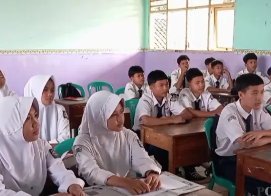 Para siswa SMPN 1 Menes, Pandeglang, saat mengikuti Kegiatan Belajar Mengajar (KBM) di sekolah. Kini ada Surat Edaran 3 Menteri untuk Ramadhan dan Lebaran. (Sumber: Poskota/Samsul Fatoni)