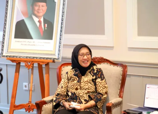 Potret Menteri PANRB, Rini Widyantini, Kabar baik untuk ASN! Kini bisa kerja WFH/WFA dengan gaji tetap sesuai PP No.5/2024. Pelajari syarat, ketentuan, dan daftar penghasilan lengkap golongan I-IV. (Sumber: MenpanRB)