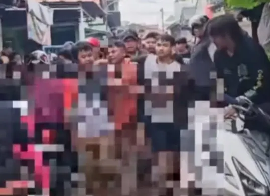Seorang pelaku curanmor ditangkap warga di kawasang gang delima, Duren Jaya, Bekasi Timur, Kota Bekasi, Selasa, 21 Januari 2025. (Sumber: Instagram/@bekasi.terkini)