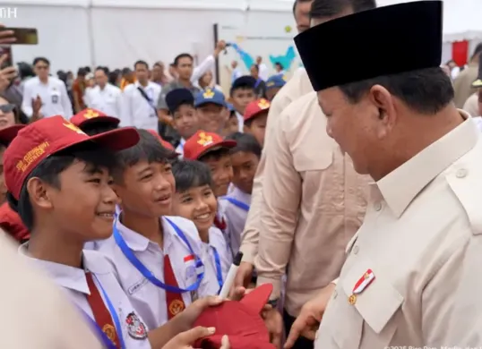 Momen Prabowo Subianto menolak memberikan tanda tangan ke siswa SD karena takut mengotori topi sekolahnya. (Sumber: Tangkap Layar YouTube/Sekretariat Presiden)