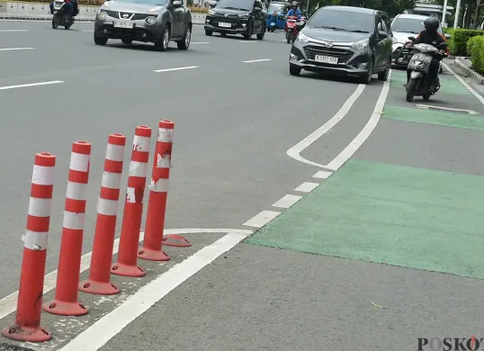 Kondisi pembatas jalur sepedah (stick cone) di Jalan Salemba, Jakarta, Rabu, 22 Desember 2025. (Sumber: Poskoata/ Bilal Nugraha Ginanjar)