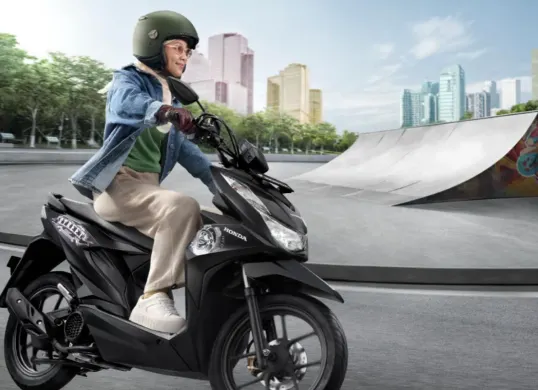 Ilustrasi debitur punya cicilan motor bisa mengajukan KUR BRI 2025. (Sumber: Honda)