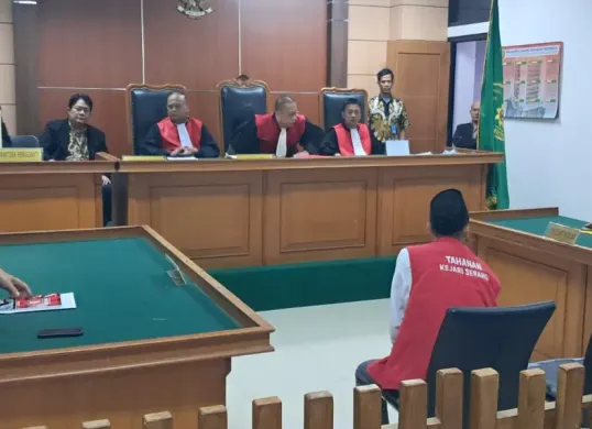 Terdakwa Agus ketika mendengarkan vonis mati di Pengadilan Negeri (PN) Kabupaten Serang, Kamis, 23 Januari 2025. (Sumber: Poskota/Rahmat Haryono)