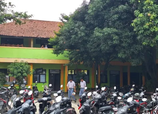 Sejumlah siswa SMAN 20 Kota Bekasi berada di halaman SMP YPII Bungur di Kampung Ceger, Harapan Jaya, Bekasi Utara, Kota Bekasi, Kamis, 23 Januari 2025. (Sumber: Poskota/Ihsan Fahmi)
