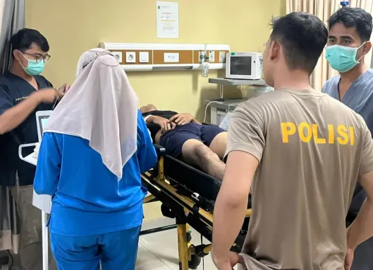 Tim medis RS mengecek kondisi kesehatan FA, tahanan Polresta Serang sebelum meninggal dunia. (Sumber: Dok. Humas Polresta Serang)