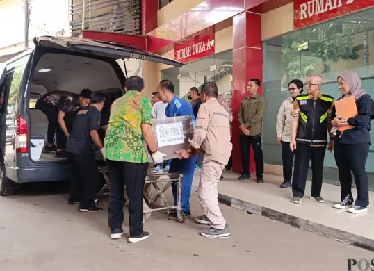 Jenazah korban kebakaran Glodok Plaza, Jakarta Barat atas nama Zukhi Fitria Rahdja, 42 tahun, dibawa pulang keluarga ke Pekanbaru, Riau, pada Jumat, 24 Januari 2025. (Sumber: Poskota/Ali Mansur)