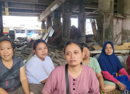 Ngantini salah satu warga Kampung Tongkol Dalam, Jakarta Utara yang bertahan di kolong tol setelah rumahnya digusur. (Sumber: Poskota/Pandi Ramedhan)