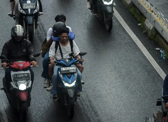 Ilustrasi - Sejumlah pengendara sepeda motor yang tidak dilengkapi dengan alat pelindung kepala (helm) melintasi kamera tilang elektronik (ETLE) di Jalan Matraman, Jakarta Timur, Jumat, 24 Januari 2025. (Sumber: Poskota/Bilal Nugraha Ginanjar)