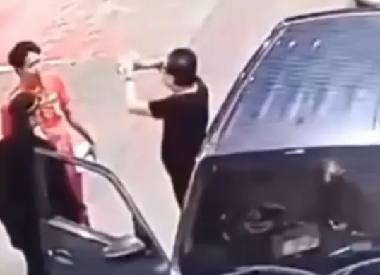 Pria todongkan pistol ke petugas SPBU Rest Area Cibubur, Tol Jagorawi ditahan kepolisian. (Sumber: Tangkap Layar Instagram/@funnelmedia)