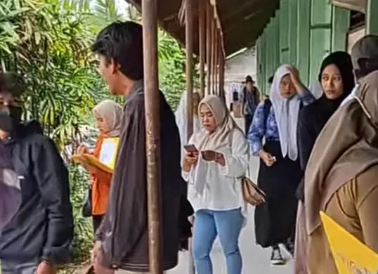 Kondisi SMKN 3 Depok yang ramai didatangi orang tua murid terkait penahanan ijazah siswa. (Sumber: TikTok/Depokupdate.co)