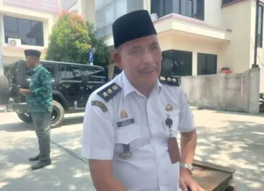 Kades Kohod, Arsin dengan latar belakang mobil mewah jenis Rubicon yang diduga kuat dari hasil makelar pengurusan izin pagar laut di perairan Tangerang, Banten. (Sumber: Capture 'X' @bung_madin)