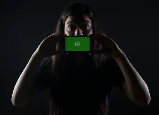 Ciri-ciri WhatsApp diretas dan cara menghentikannya. (Sumber: Unsplash/Rachit Tank)
