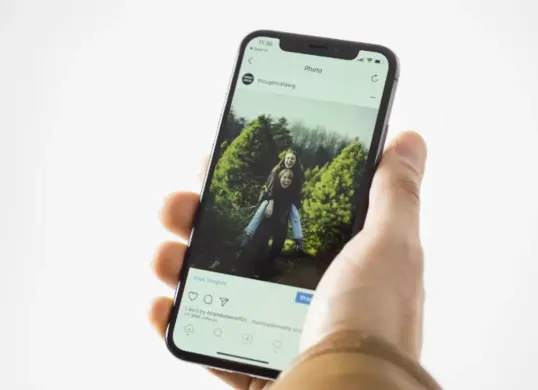 Kelas tidak harus baru. iPhone bekas pakai bisa menjadi pilihan bagi yang ingin memilikinya. (Sumber: Unsplash/Thought Catalog)