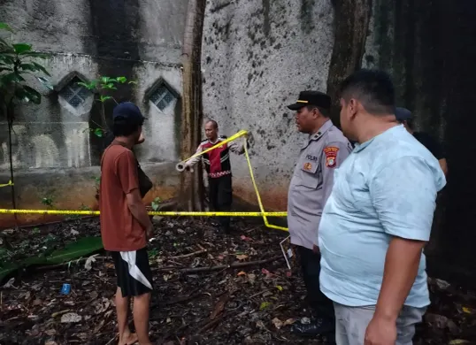 Anggota Polsek Jatisampurna saat memasang garis kuning di sekitar lokasi penemuan granat di kebun kosong, Jalan Mendut, Kecamatan Jatisampurna, Kota Bekasi, Jumat, 24 Januari 2025. (Sumber: Dok. Polsek Jatisampurna)