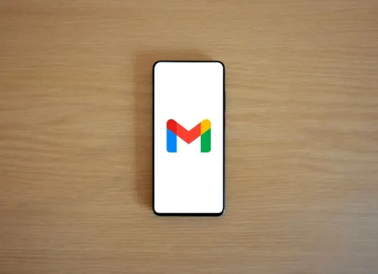 Ilustrasi akun Gmail. (Sumber: Pexels/BM Amaro)