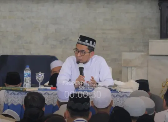 Banyak yang salah menafsirkan hadis bau mulut orang puasa. Ustadz Adi Hidayat menjelaskan hukum sikat gigi saat puasa dan makna spiritual puasa dalam Islam. (Sumber:YouTube/Adi Hidayat Official)