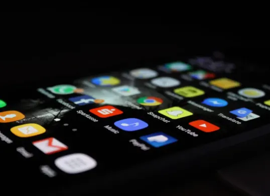Cara penggunaan setiap aplikasi berbeda-beda. Namun, umumnya aplikasi-aplikasi ini memiliki tampilan yang intuitif dan mudah digunakan. (Sumber: Unsplash/Rami Al-zayat)