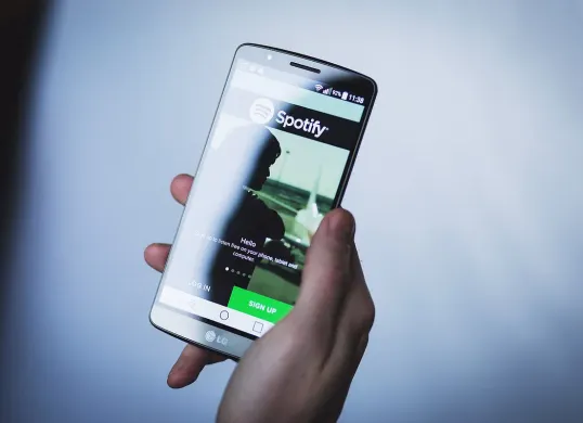 Ilustrasi fitur chat di Spotify. (Sumber: Pixabay/StockSnap)