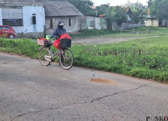 Lokasi dua kelompok tawuran sebabkan seorang remaja tewas di Jalan Raya Pulo Timaha, Kecamatan Babelan, Kabupaten Bekasi, Minggu, 26 Januari 2025. (Sumber: Poskota/Ihsan Fahmi)