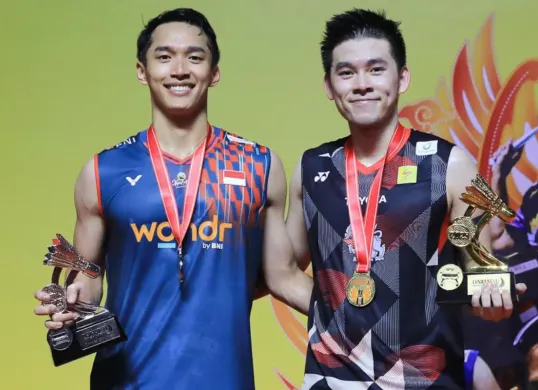 Potret Jonatan Christie (kiri) dan Kunlavut Vitidsarn (kanan) saat di podium Indonesia Masters 2025. (Sumber: X/@INABadminton)