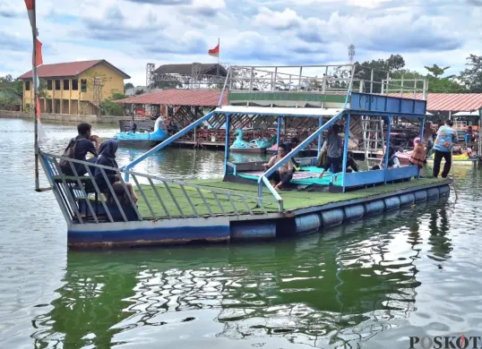 Wisatawan menaiki wahana perahu di Situ Rawa Gede, Bojong Menteng, Rawalumbu, Kota Bekasi, Minggu, 26 Januari 2025. (Sumber: Poskota/Ihsan Fahmi)