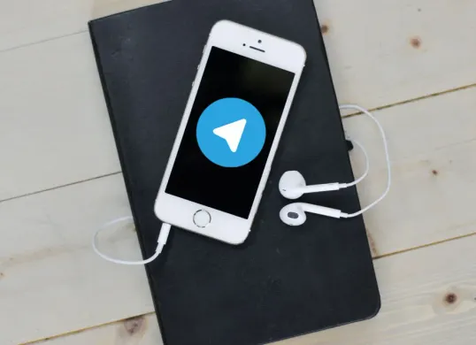 Ini cara mudah untuk mendengarkan lagu di Telegram. (Sumber: Canva)