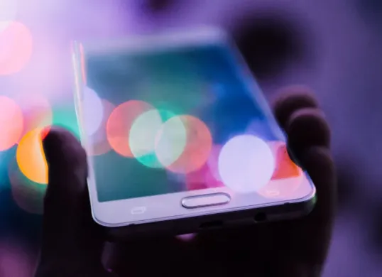 Harap dicatat bahwa memblokir seseorang di WhatsApp tidak akan menghapus pesan yang telah dikirim sebelumnya. (Sumber: Unsplash/Rodion Kutsaiev)