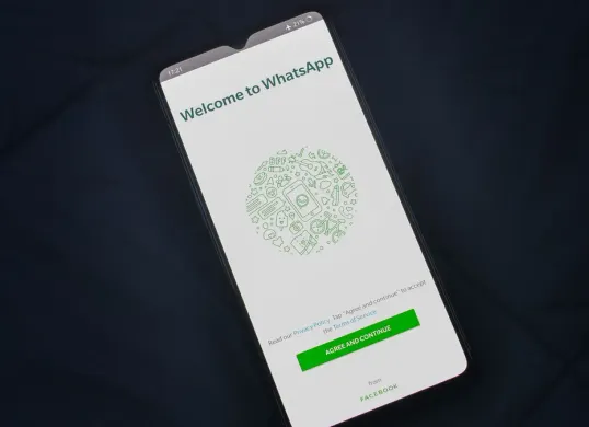 Cara turunkan versi WhatsApp di hp Android. (Sumber: Canva)