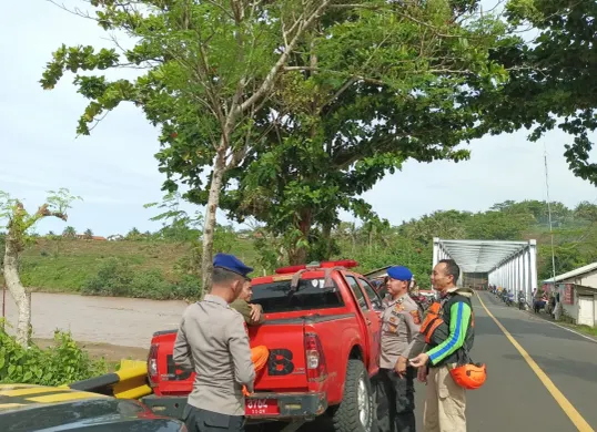 Petugas kepolisian bersama tim SAR melakukan upaya pencarian terhadap seorang warga yang dilaporkan hanyut terbawa sungai Cikandang Kecamatan Pakenjeng Kabupaten Garut. (Sumber: Dok Polairud Polres Garut)
