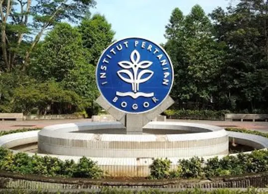 Kampus hijau IPB yang mendukung inovasi di bidang pertanian dan teknologi. (Sumber: Pinterest)