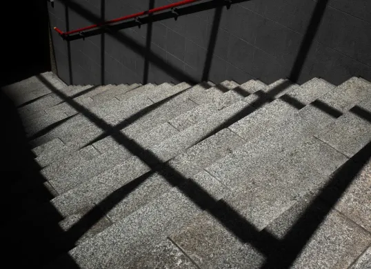 Empat orang pengunjung dievakuasi Damkar seusai terjebak di pintu tangga darurat di Mal kawasan Sunter, Jakarta Utara. (Sumber: Freepik)