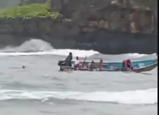 Proses pencarian korban tenggelam terseret ombk Pantai Drini Gunung Kidul, DIY oleh petugas SAR Satlinmas. (Sumber: Instagram @pakwowestobat)