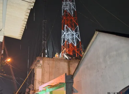 Petugas masih melakukan evakuasi jasad korban yang  terjepit coran penyangga tower provider di Tambun Utara, Kabupaten Bekasi, Selasa, 28 Januari 2025. (Sumber: Poskota/Ihsan Fahmi)
