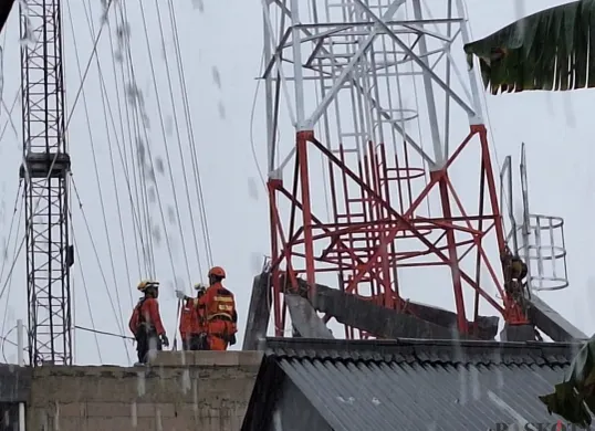 Sejumlah petugas berada di sekitar tower di Tambun Utara, Kabupaten Bekasi, Selasa, 28 Januari 2025. (Sumber: Poskota/Ihsan Fahmi)