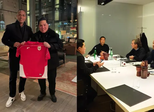 Ketua Umum PSSI Erick Thohir memperkenalkan jersey baru skuad Garuda pada pelatih Timnas Indonesia, Patrick Kluivert. (Sumber: Instagram/@ErickThohir)