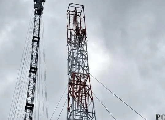 Tiga orang pekerja proyek melakukan pelepasan kerangka besi tower di Jalan Mista Raya, Kavling Bumi Indah Sejahtera, RT 08/RW 05, Desa Karang Satria, Tambun Utara, Kabupaten Bekasi, Selasa, 28 Januari 2025. (Sumber: Poskota/Ihsan Fahmi)