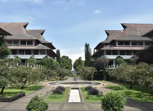 Gedung utama ITB yang menjadi pusat inovasi teknologi dan pendidikan kedokteran (Sumber: Pinterest)