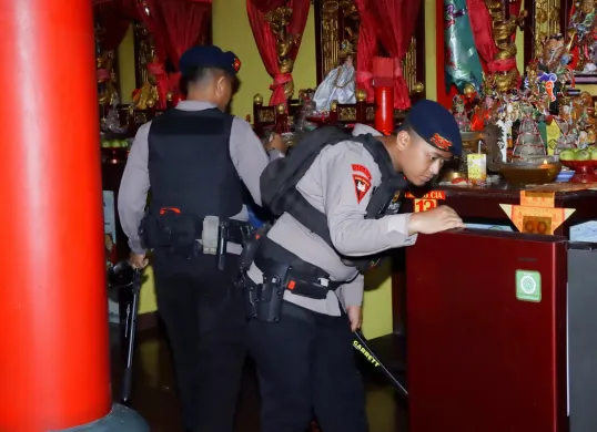 Tim Jibom saat melakukan penyisiran di lokasi vihara. (Sumber: Dok. Polres Metro Tangerang Kota)