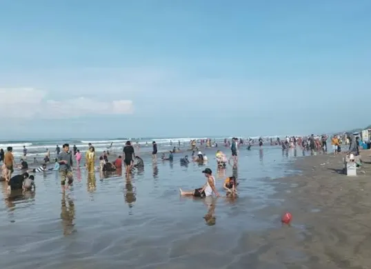 Para wisatawan saat melakukan liburan di Pantai Sawarna, Lebak. (Sumber: Dok. Balawista)