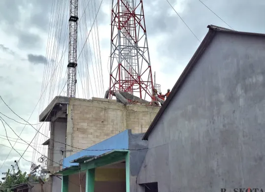 Sejumlah petugas pekerja proyek masih berjaga untuk melakukan pembongkaran kerangka tower di Tambun Utara, Kabupaten Bekasi. Selasa, 28 Januari 2025. (Sumber: Poskota/Ihsan Fahmi)